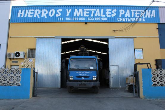 Hierros y Metales Paterna camión y fachada